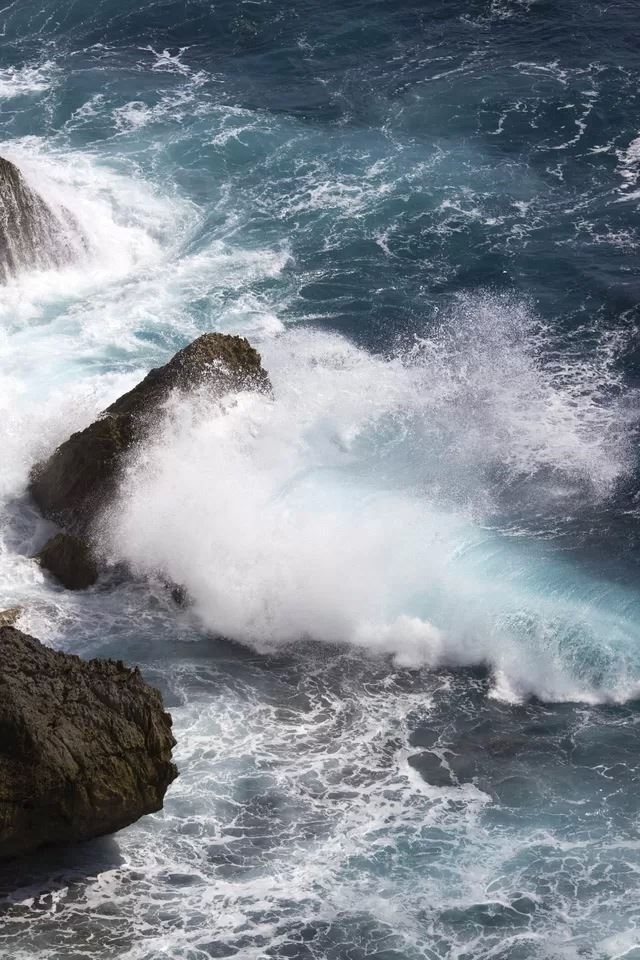 640x960 Mountainous waves - rock iPhone 4s Wallpaper