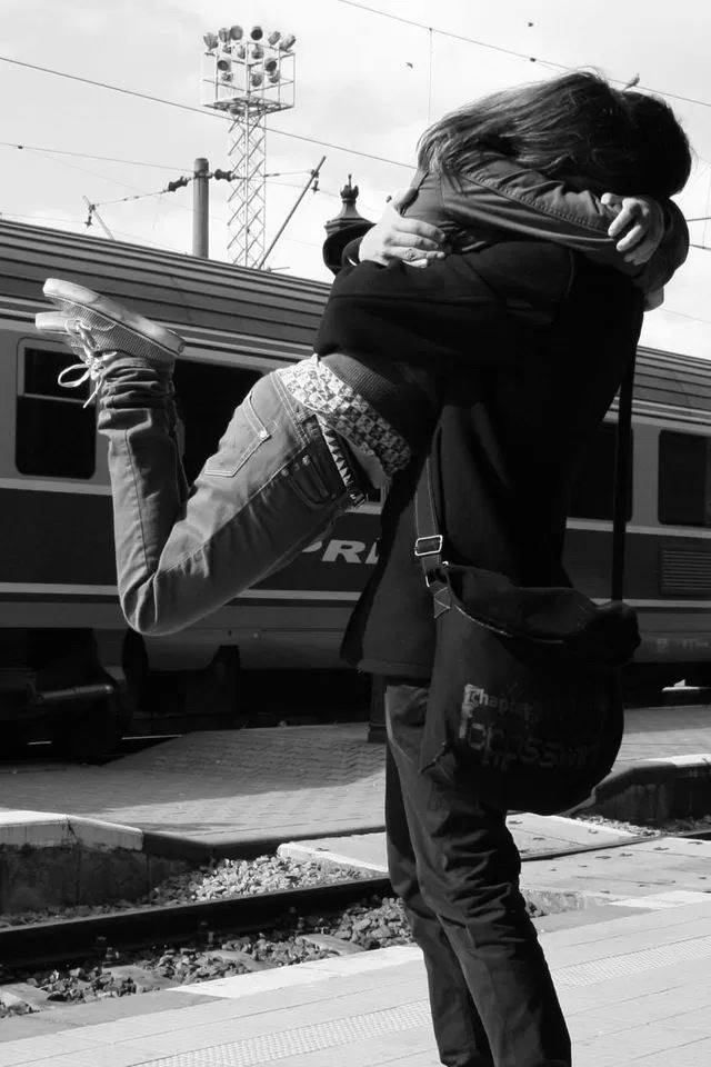 640x960 Hug - lovers iPhone 4s Wallpaper