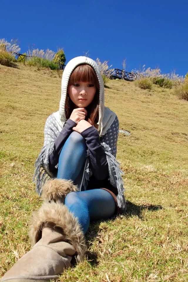 640x960 Girl - grass iPhone 4s Wallpaper