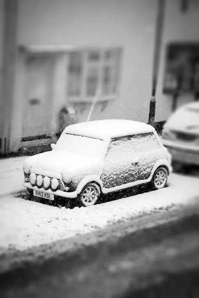 640x960 Snow covered Car - car iPhone 4s Wallpaper