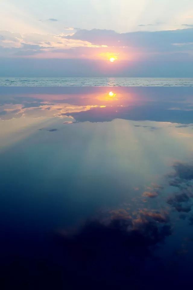640x960 Sky reflection - reflection iPhone 4s Wallpaper