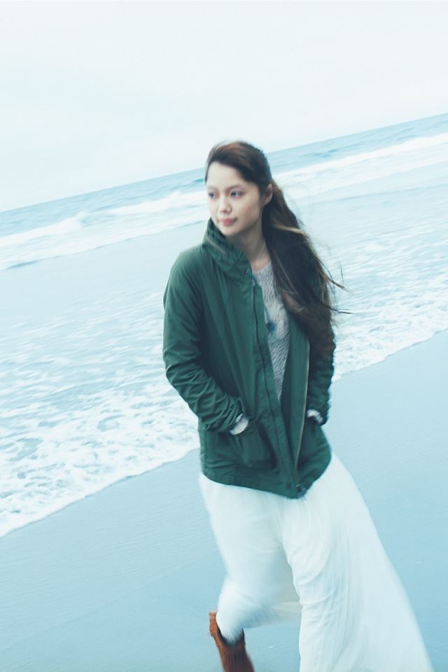 640x960 Beach girl -  iPhone 4s Wallpaper