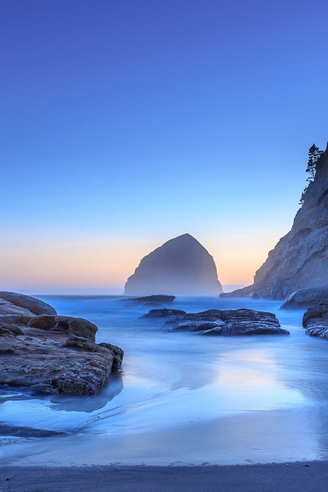 640x960 Sunrise at sea - rock iPhone 4s Wallpaper