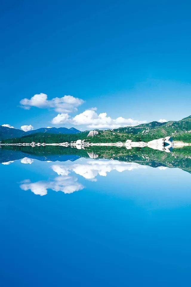 640x960 Lake reflection - green iPhone 4s Wallpaper
