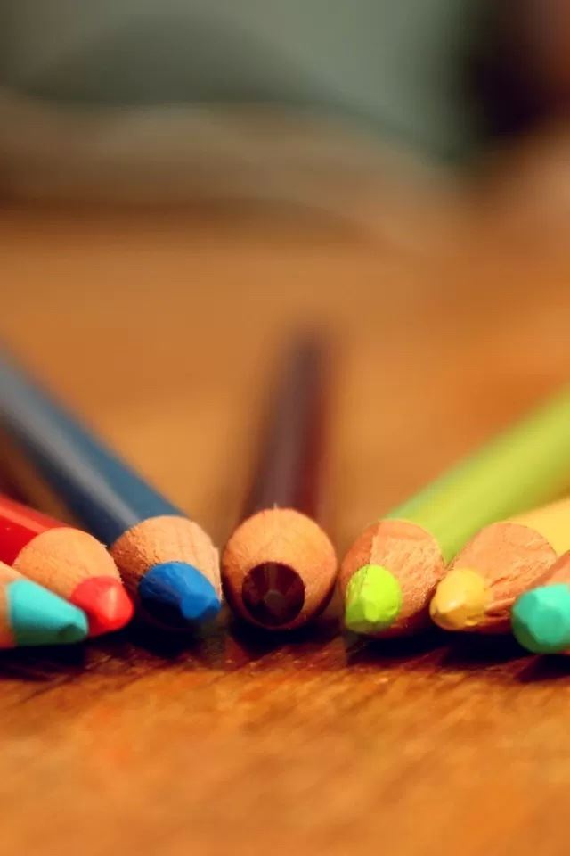 640x960 Crayons - bokeh iPhone 4s Wallpaper