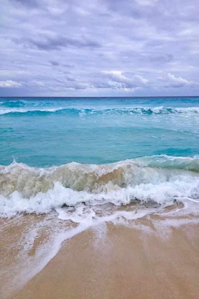 640x960 Beach - waves iPhone 4s Wallpaper