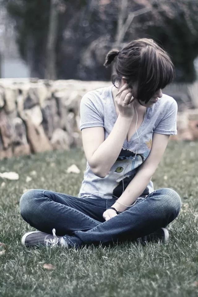 640x960 Girl sitting on the grass - music iPhone 4s Wallpaper