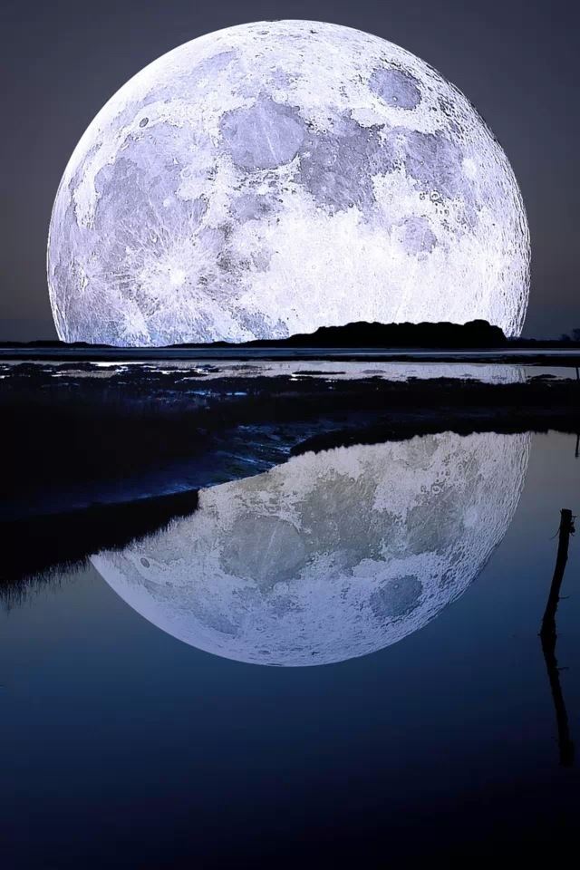 640x960 Moon reflected - reflected iPhone 4s Wallpaper