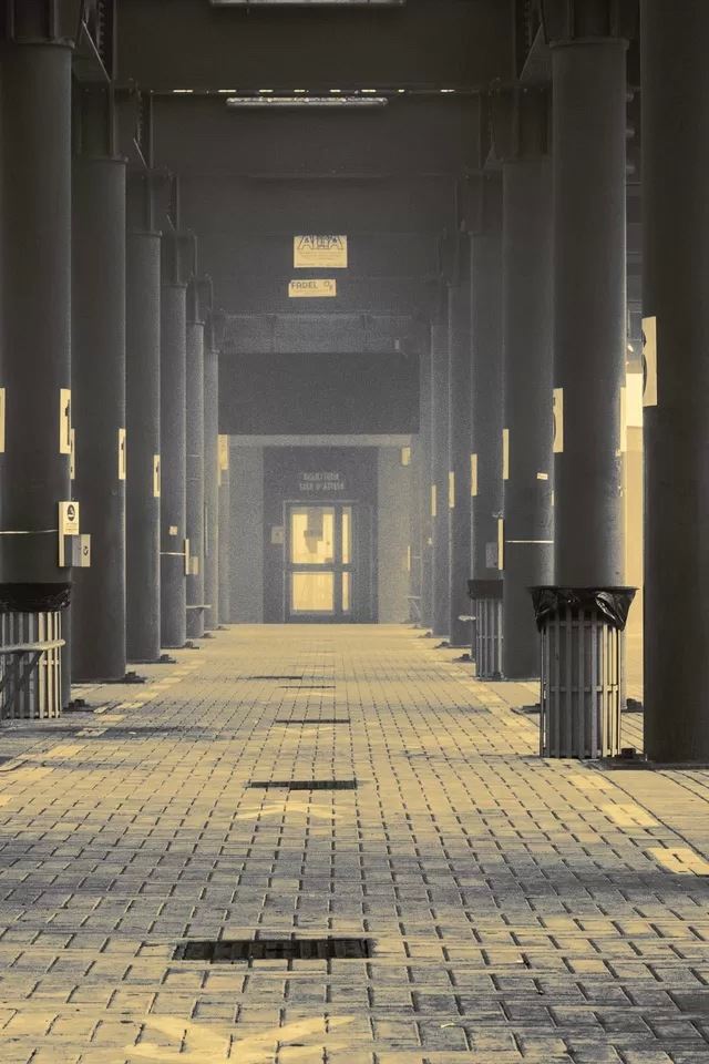 640x960 Corridor - building iPhone 4s Wallpaper