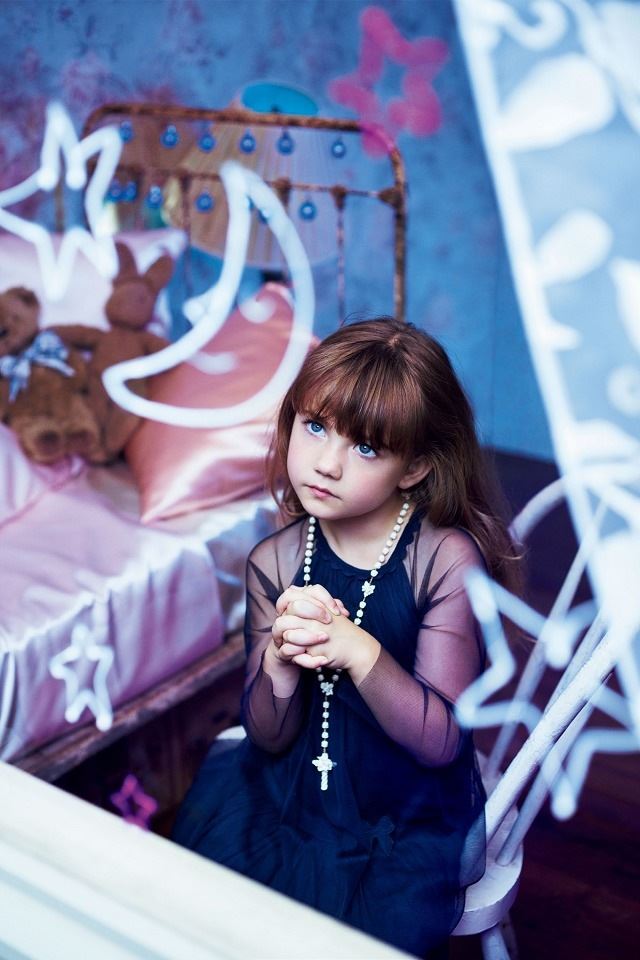 640x960 Praying Girl -  iPhone 4s Wallpaper