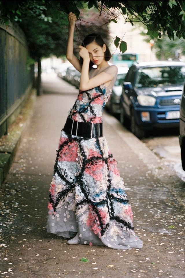 640x960 Brunettes skirt girl -  iPhone 4s Wallpaper