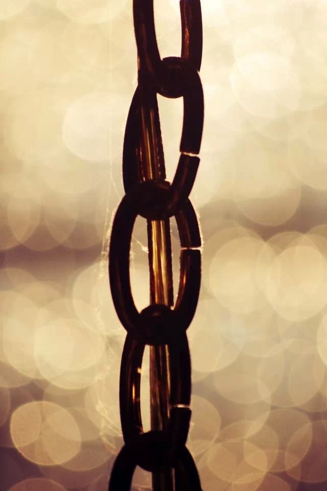 640x960 Chains - bokeh iPhone 4s Wallpaper