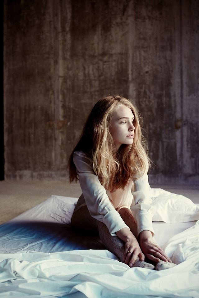 640x960 Blonde Girl - white iPhone 4s Wallpaper