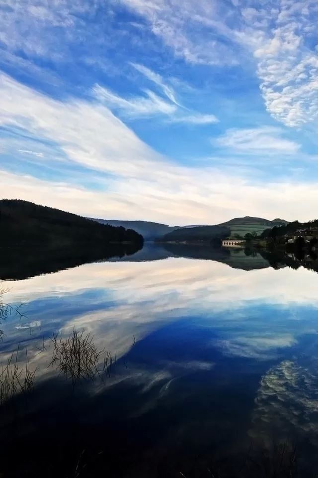 640x960 Reflecting lake - cyan iPhone 4s Wallpaper