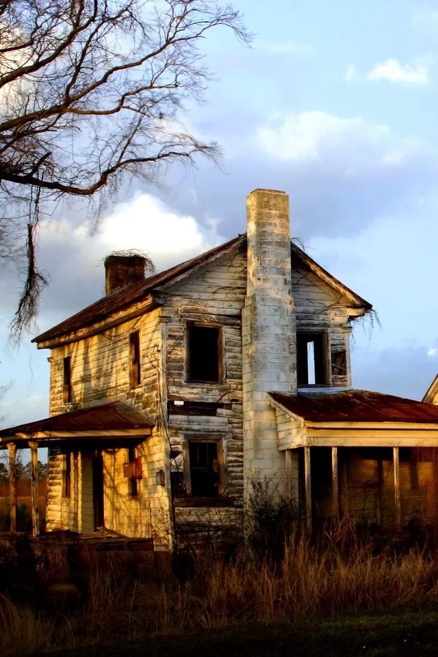 640x960 Old house - grass iPhone 4s Wallpaper