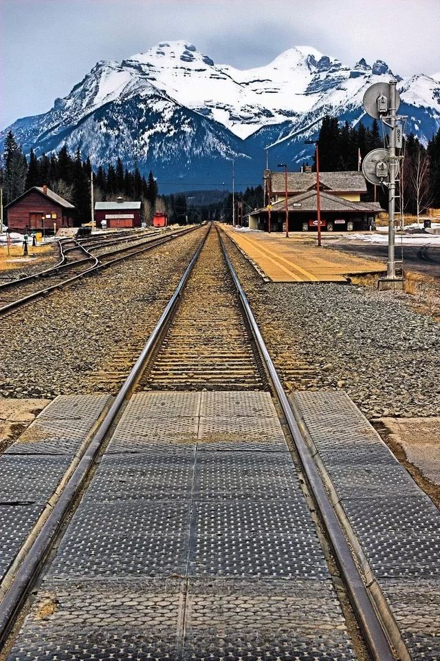 640x960 Train tracks - snow iPhone 4s Wallpaper