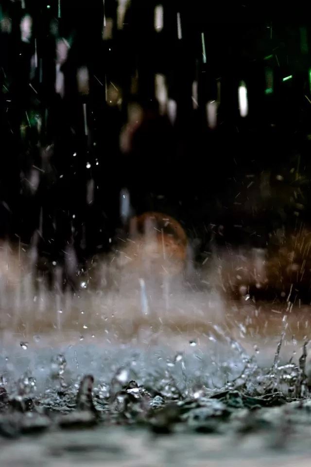 640x960 Rain landing close up - rain iPhone 4s Wallpaper