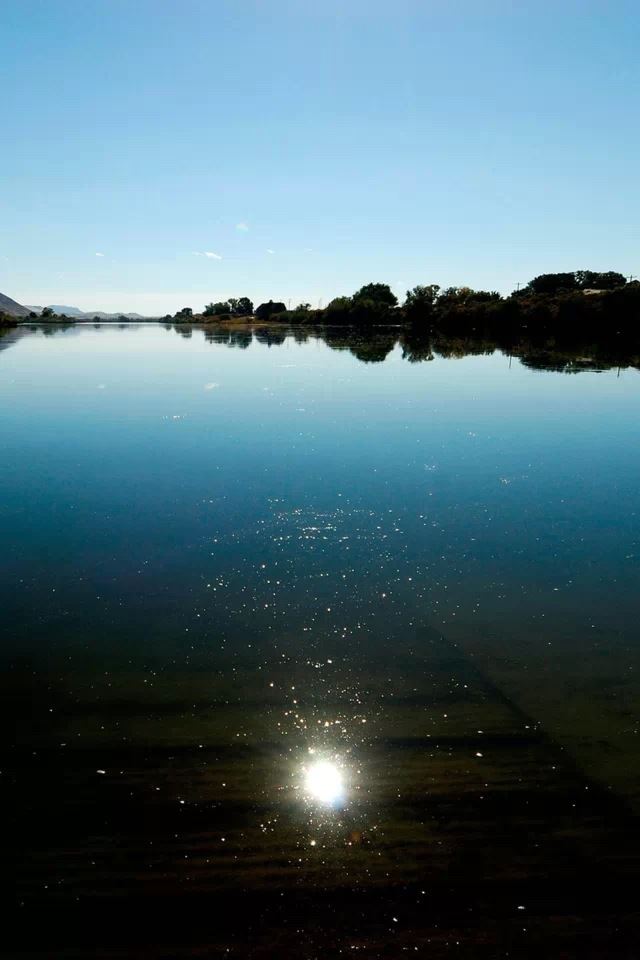 640x960 Lake reflecting the sunlight - lake iPhone 4s Wallpaper