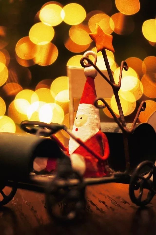 640x960 Santa Claus -  iPhone 4s Wallpaper