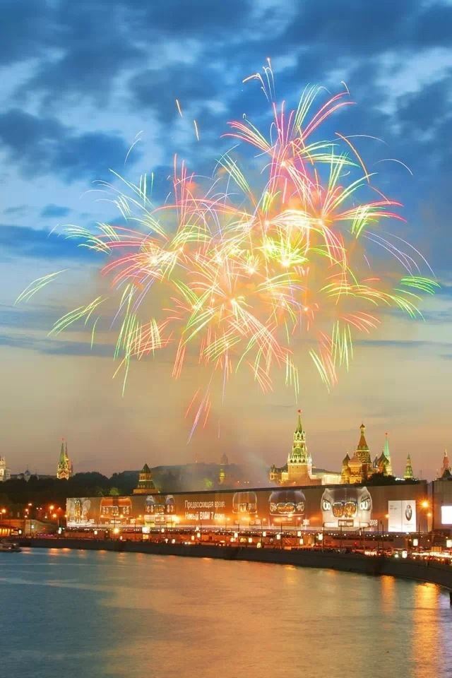 640x960 New Year's fireworks - city iPhone 4s Wallpaper