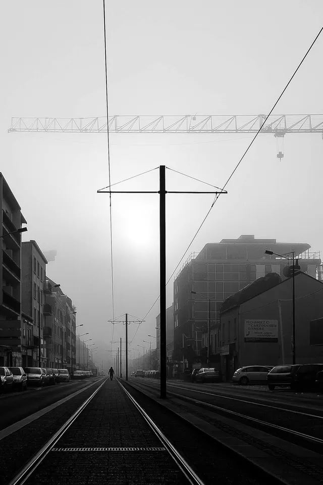 640x960 Fog the road - building iPhone 4s Wallpaper