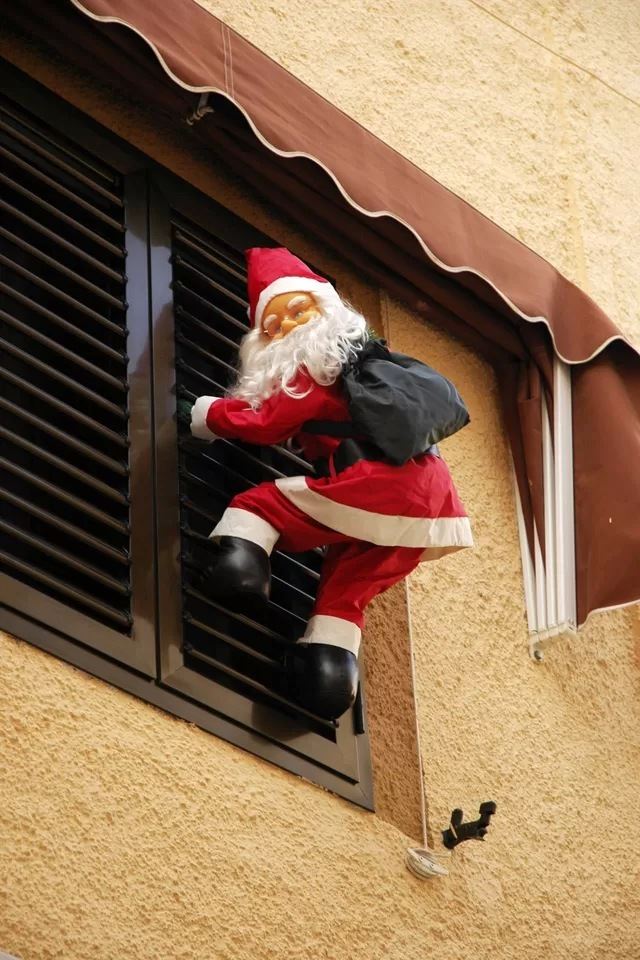 640x960 Santa Claus -  iPhone 4s Wallpaper