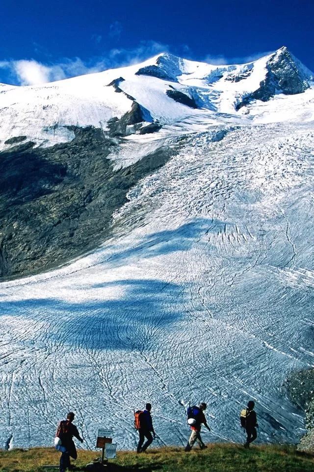 640x960 Climbing the peak - peak iPhone 4s Wallpaper