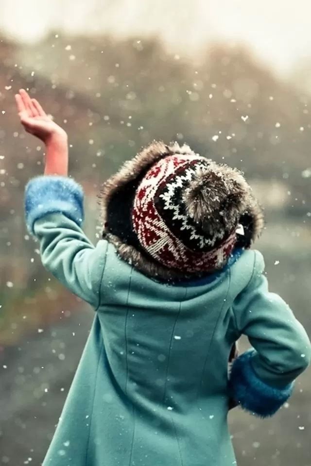 640x960 Snow girl - snowflake iPhone 4s Wallpaper