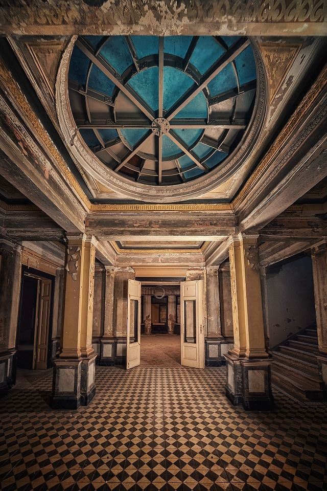 640x960 Dilapidated ancient buildings - interior iPhone 4s Wallpaper