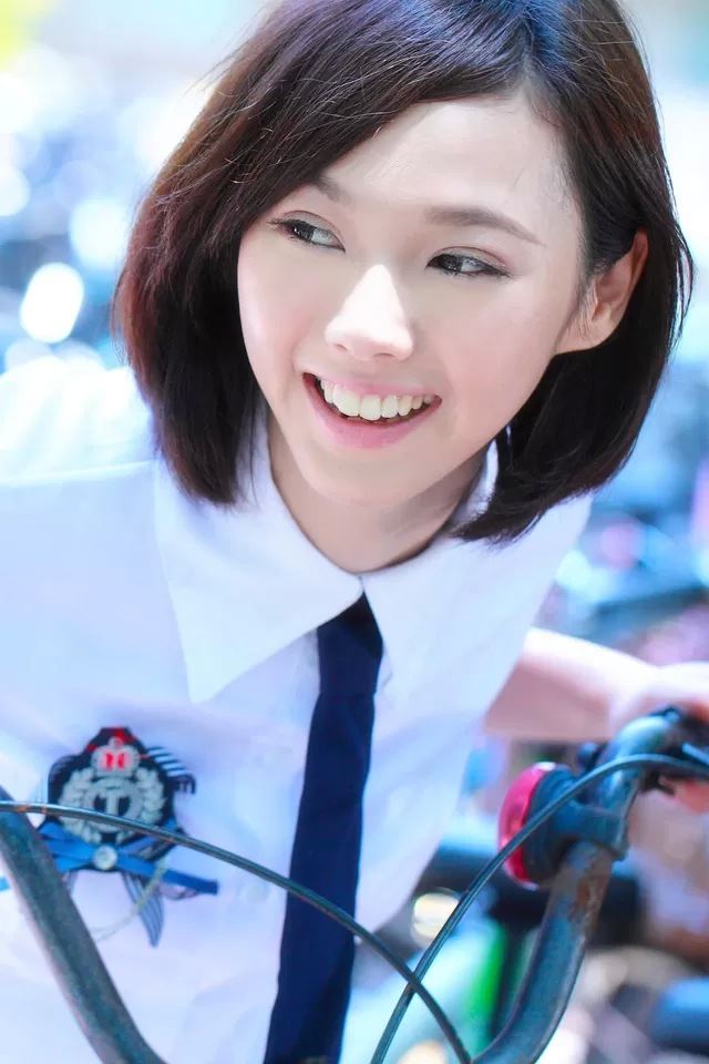 640x960 Smile girl - smile iPhone 4s Wallpaper