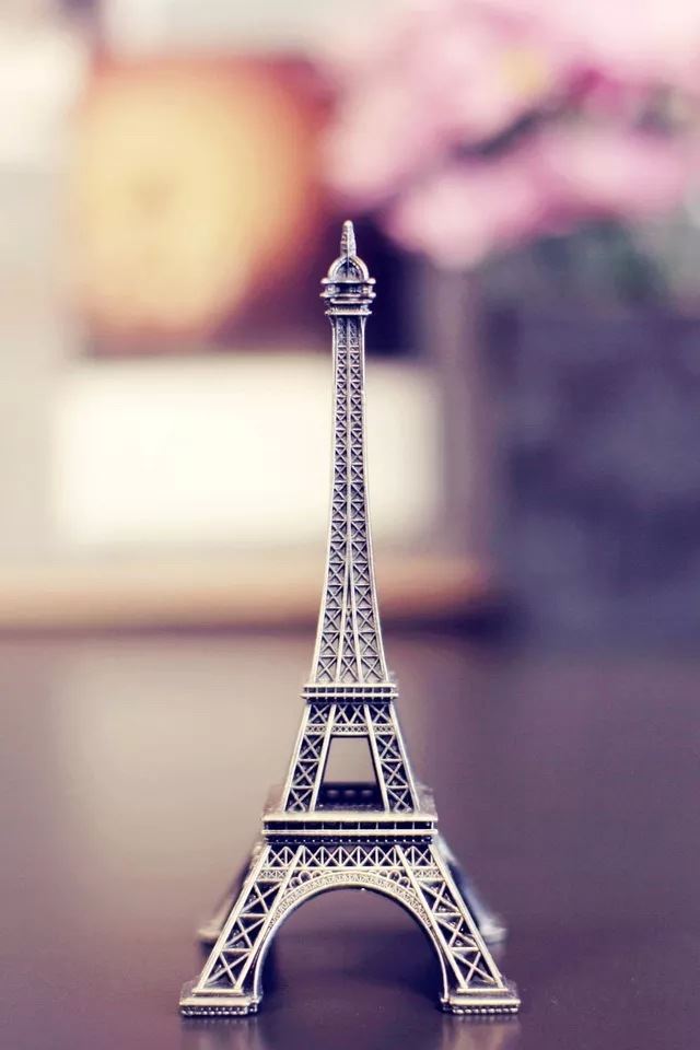 640x960 Eiffel model - bokeh iPhone 4s Wallpaper