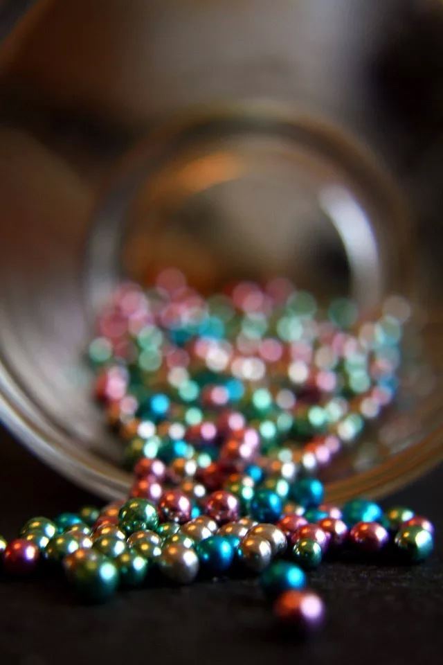640x960 Childhood colored beads - bokeh iPhone 4s Wallpaper