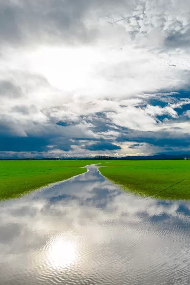 640x960 Water reflection - water iPhone 4s Wallpaper