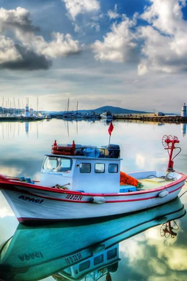 640x960 Boats On Marina - lake iPhone 4s Wallpaper