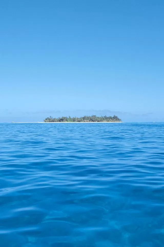 640x960 Blue sea - waves iPhone 4s Wallpaper