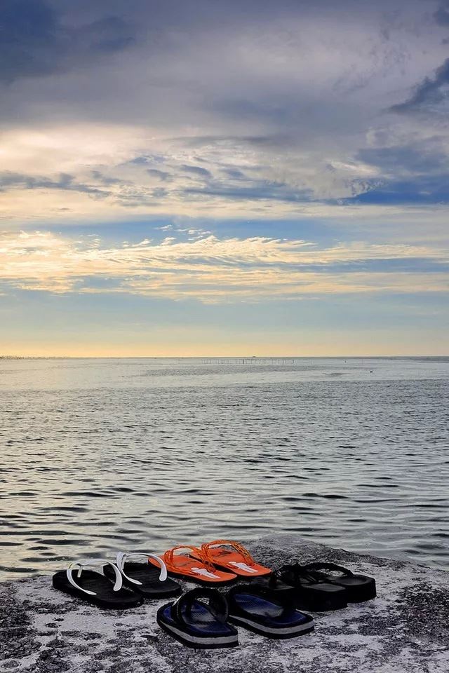 640x960 Shoes on a rocky beach - cyan iPhone 4s Wallpaper