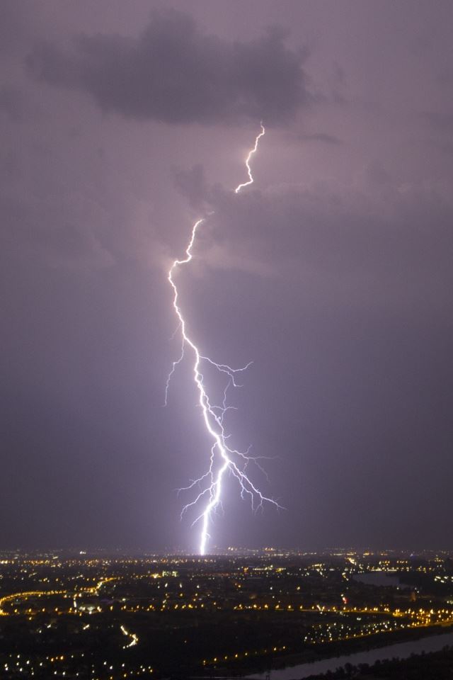 640x960 Lightning Vienna - city iPhone 4s Wallpaper