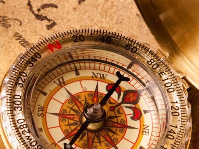 640x960 Vintage Compass Closeup - map iPhone 4s Wallpaper