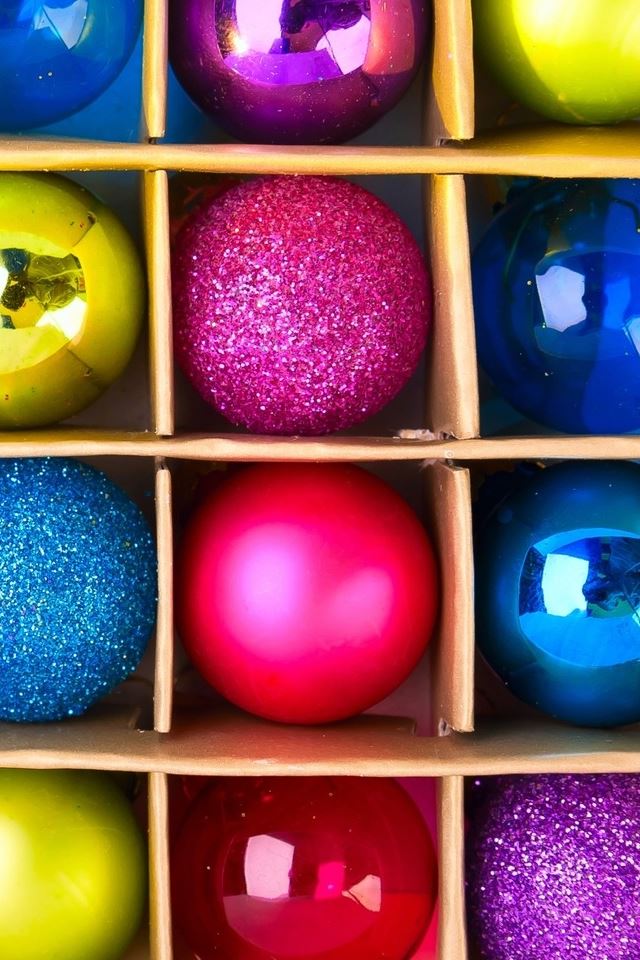 640x960 Colorful Christmas Globes -  iPhone 4s Wallpaper