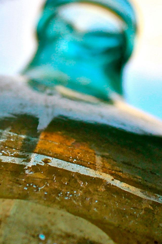 640x960 Bottle - bokeh iPhone 4s Wallpaper