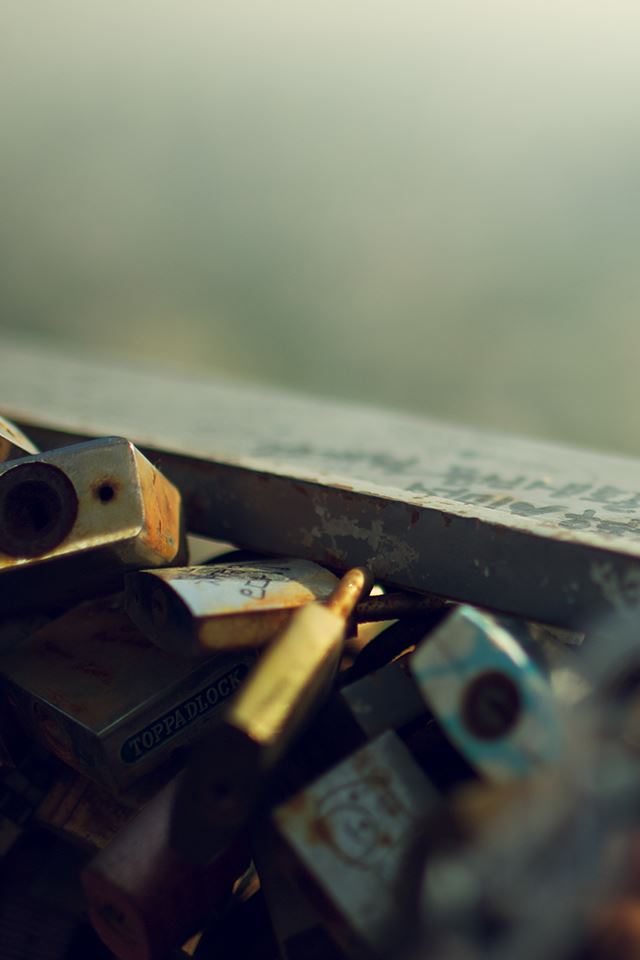 640x960 Love Lock - romance iPhone 4s Wallpaper