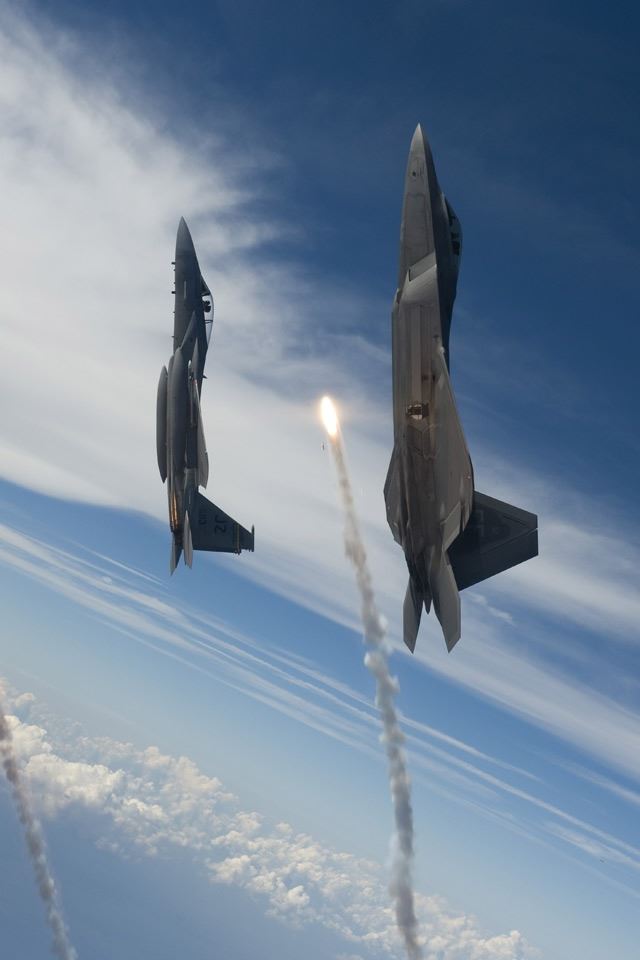 640x960 Fighter Jet Flying Towards SKy -  iPhone 4s Wallpaper