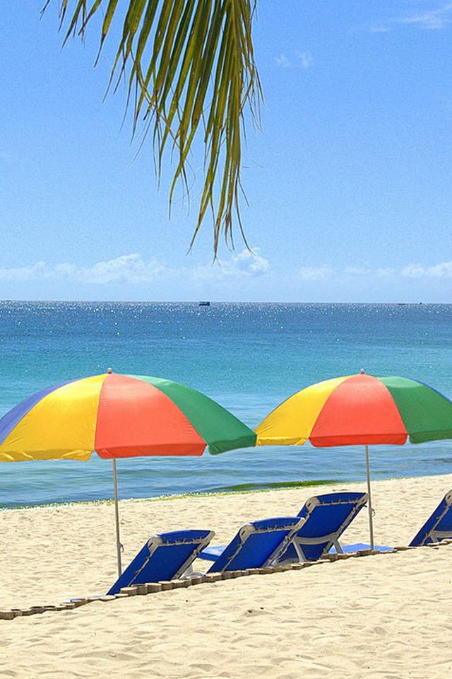 640x960 Beach Sunbeds Umbrellas Ocean - beach iPhone 4s Wallpaper