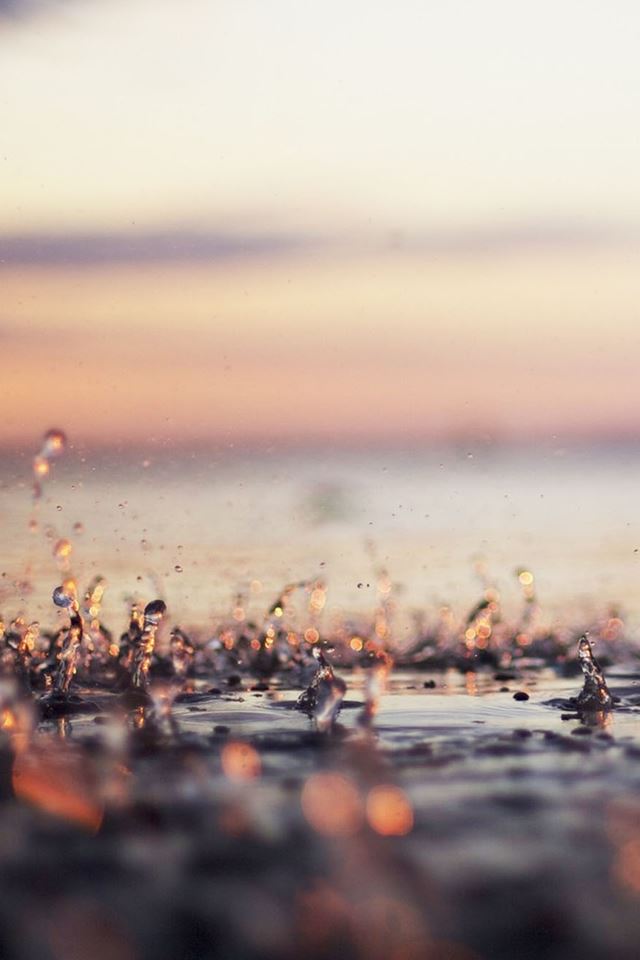 640x960 Falling Rain Drops Macro - close up iPhone 4s Wallpaper