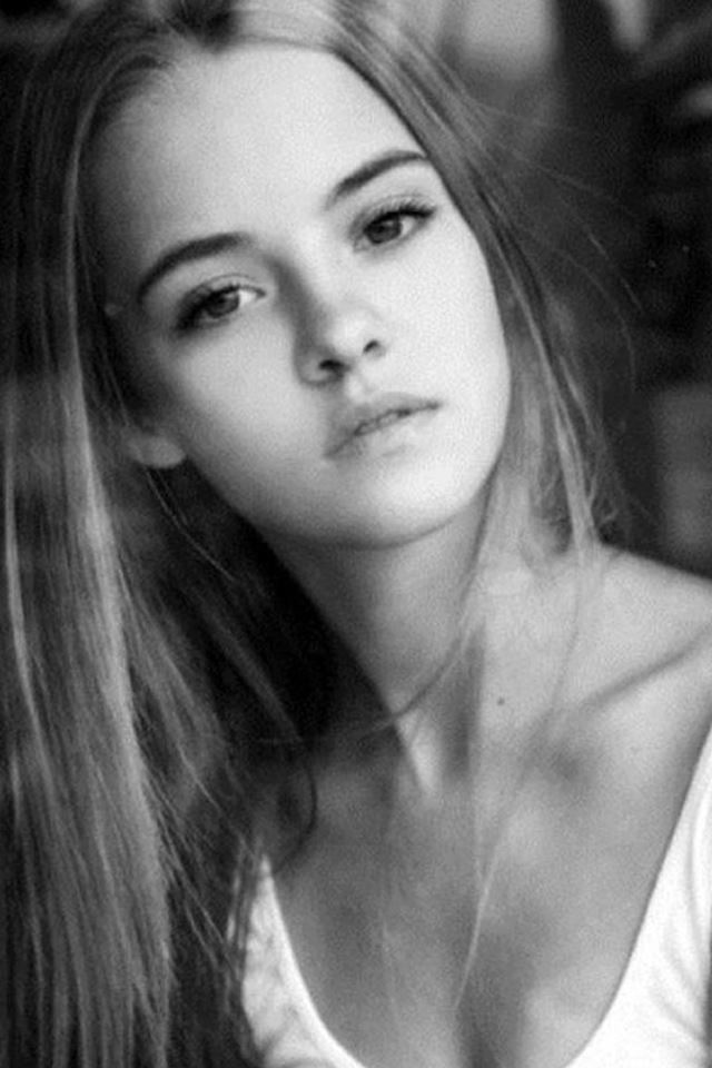 640x960 Elegant Beautiful Sexy Girl In Dark -  iPhone 4s Wallpaper