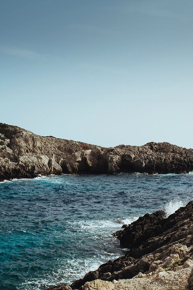 640x960 One Sunny Day Sea Rock Beach Nature - bright iPhone 4s Wallpaper