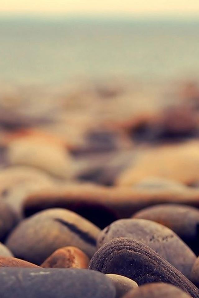 640x960 Ocean Beach Pebble Rocks Blur - beach iPhone 4s Wallpaper