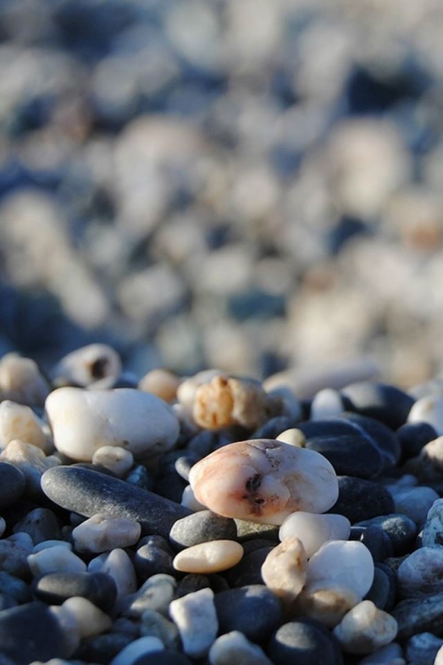 640x960 Nature Ocean Beach Pebble Soft Stones Blur - nature iPhone 4s Wallpaper