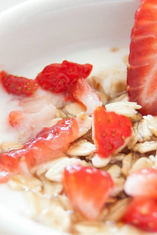 640x960 Happy Morning Strawberry Frost Milk -  iPhone 4s Wallpaper