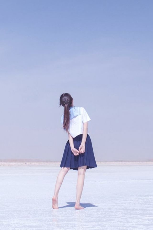640x960 Pure Clear Sunshine Girl Back Ocean Beach - brown iPhone 4s Wallpaper